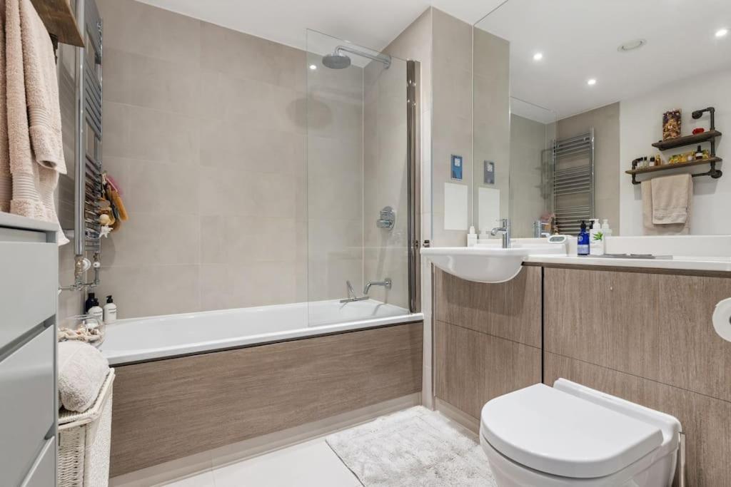 Modern New 1-Bedroom Home Stunning Views London Eksteriør bilde