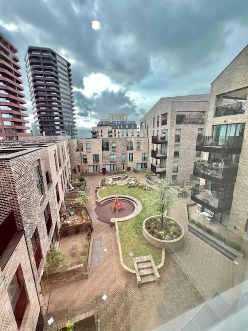 Modern New 1-Bedroom Home Stunning Views London Eksteriør bilde
