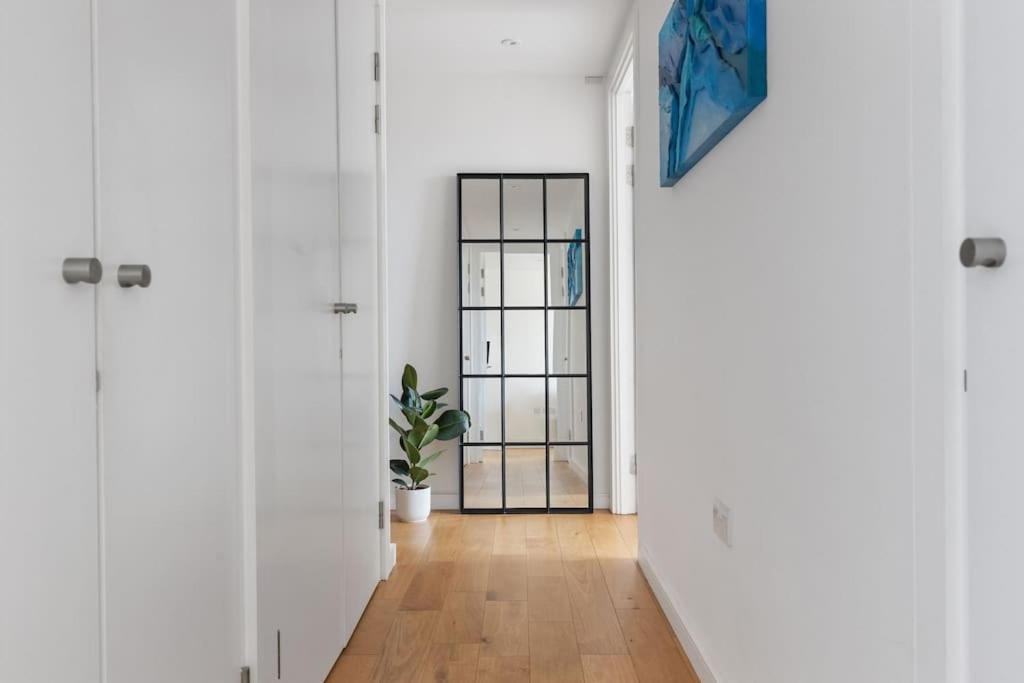 Modern New 1-Bedroom Home Stunning Views London Eksteriør bilde