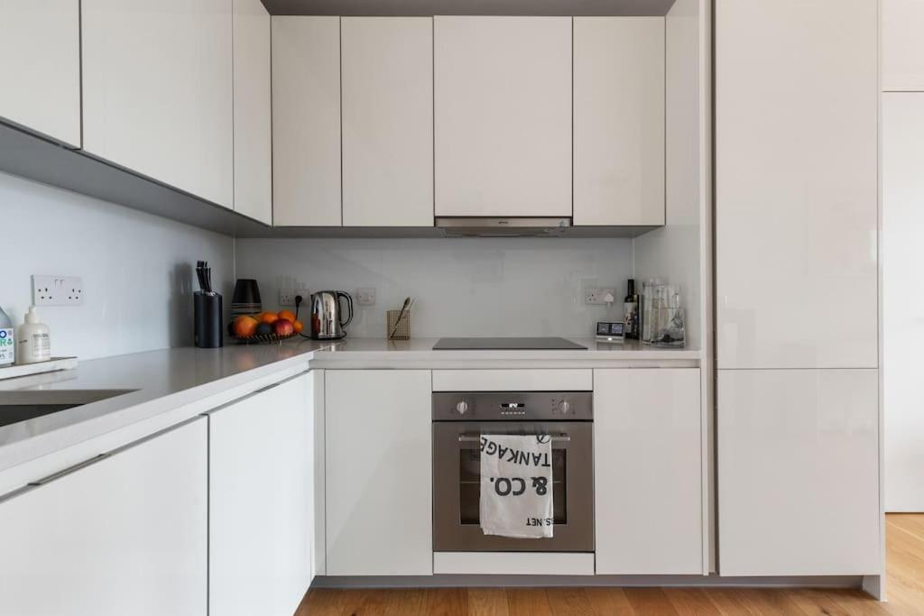 Modern New 1-Bedroom Home Stunning Views London Eksteriør bilde